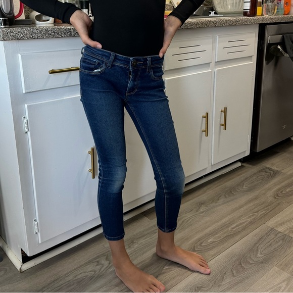 GUESS Skinny Jeans and bodysuit Set - Picture 4 of 9